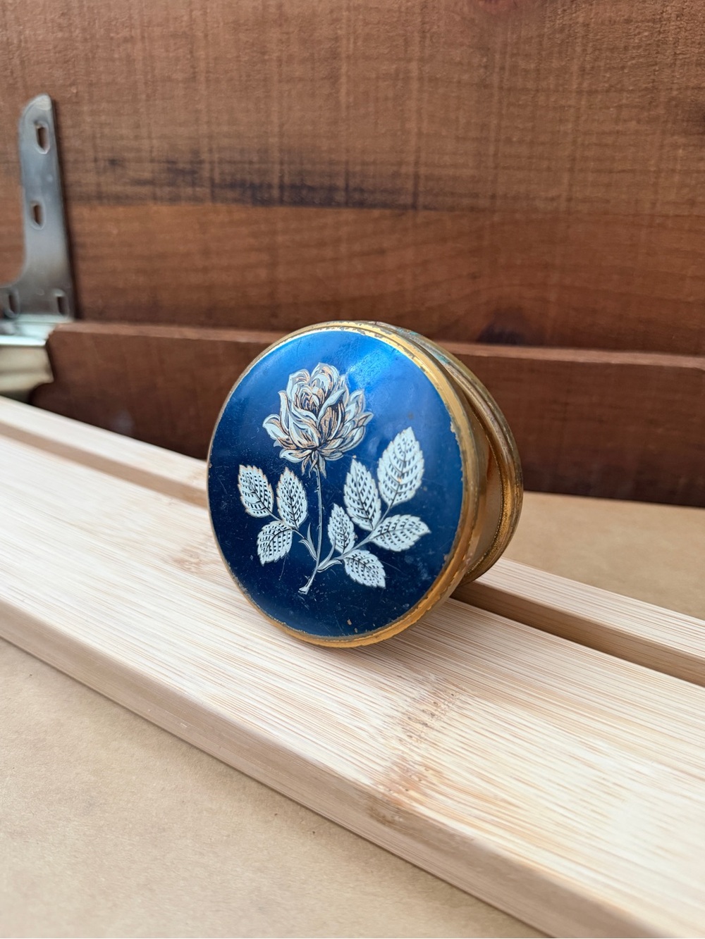 Vintage 50s 60s Stratton gold tone & navy floral enamel vanity powder compact